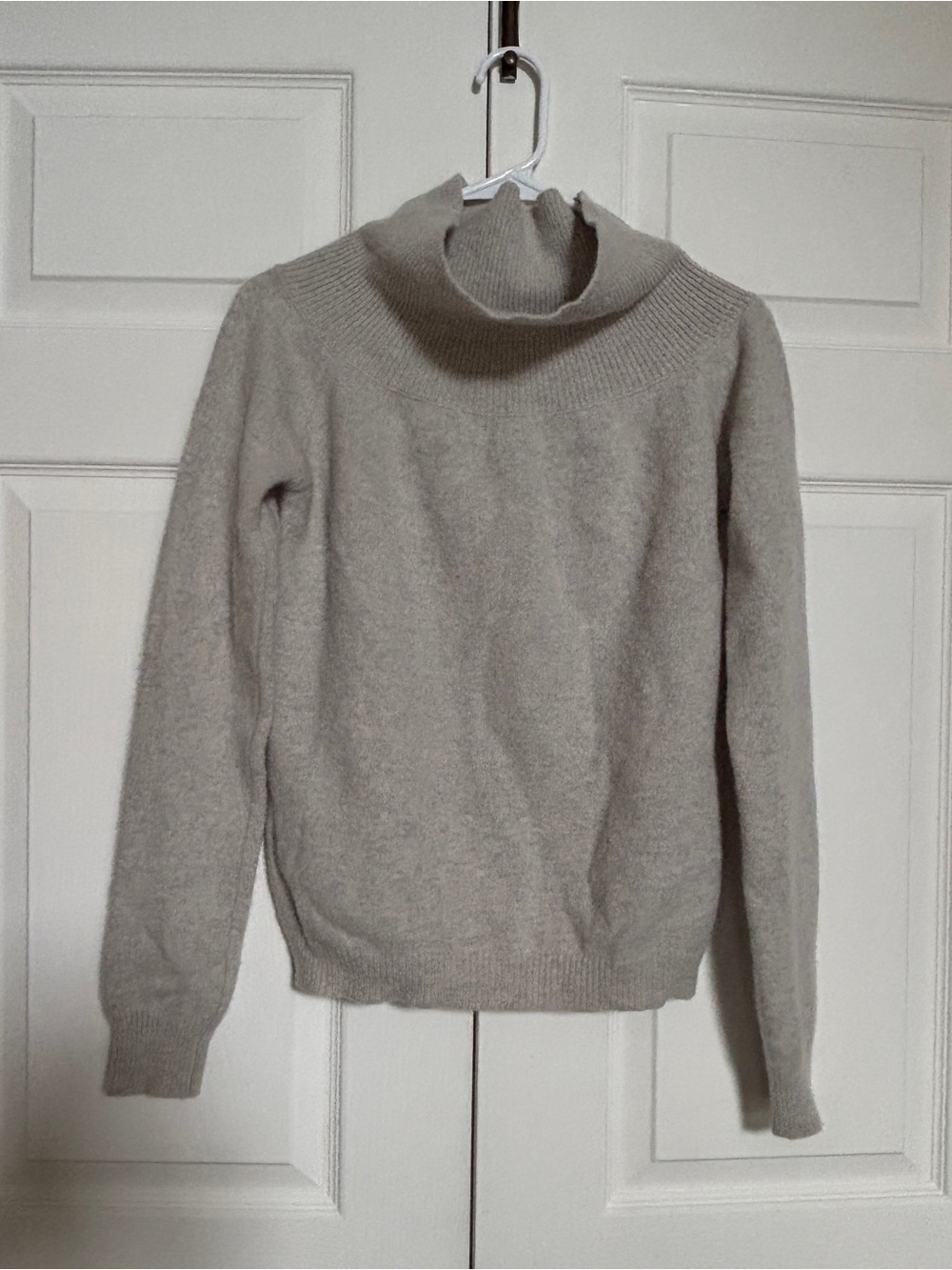 Brandy Melville Women’s Gray Wool Blend Turtleneck Sweater Made in Italy.